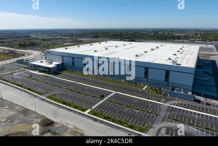 Une vue aérienne haute au-dessus d'un nouveau centre de distribution Walmart, vu par un ciel bleu et clair, qui approche de l'ouverture. Banque D'Images