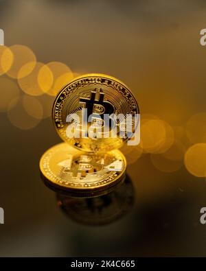 Bitcoins sur fond noir avec arrière-plan bokeh Banque D'Images