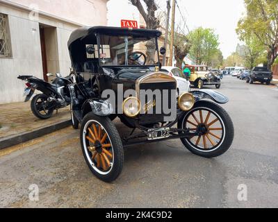 Bernal, Argentine - 18 sept. 2022: Noir vintage 1910s Ford modèle T taxi taxi double phaeton garés dans la rue. Salon de la voiture classique. Banque D'Images