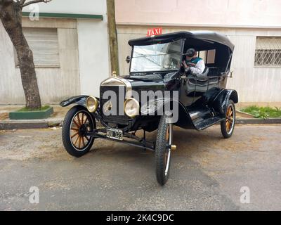 Bernal, Argentine - 18 sept. 2022: Noir vintage 1910s Ford modèle T taxi taxi double phaeton garés dans la rue. Salon de la voiture classique. Banque D'Images