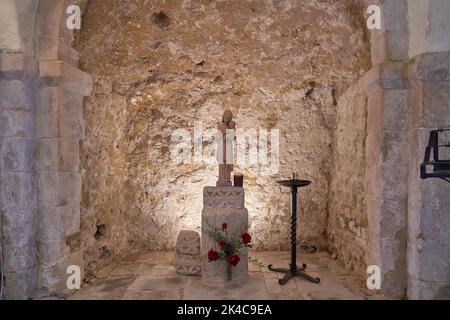 Un sanctuaire dans l'aile saxonne de l'abbaye de Minster dans le village de Minster, Thanet, Kent, Royaume-Uni. Banque D'Images