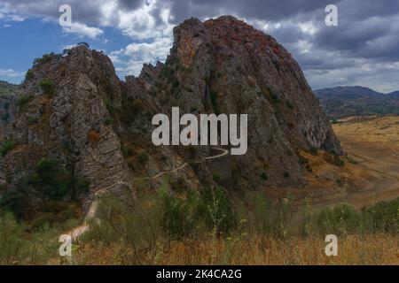 paysage de montagne avec une route menant au barrage de los caballeros à montejaque , malaga, espagne avec ciel nuageux spectaculaire Banque D'Images