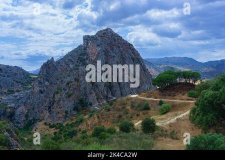 paysage de montagne avec une route menant au barrage de los caballeros à montejaque , malaga, espagne avec ciel nuageux spectaculaire Banque D'Images