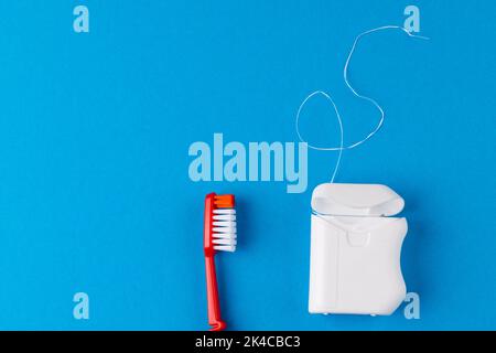 Illustration de la brosse à dents et du fil dentaire sur une surface bleue Banque D'Images