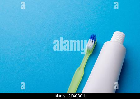 Image d'une brosse à dents et d'un dentifrice sur une surface bleue Banque D'Images