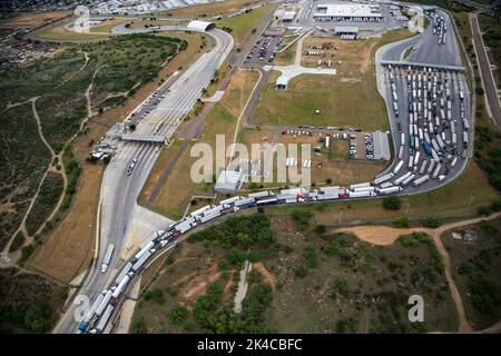 Les douanes et la protection des frontières des États-Unis vérifient les véhicules à l'arrivée aux États-Unis en provenance du Mexique, qui franchissez la rivière Rio Grande Valley au pont international World Trade Crossing de Laredo, au Texas. Le pont est le franchissement routier le plus important de la frontière entre les États-Unis et le Mexique. C'est l'un des 4 ponts internationaux situés dans les villes de Laredo, Texas, et Nuevo Laredo, Tamaulipas, qui relient les États-Unis et le Mexique au-dessus du Rio Grande. Photographe : Donna Burton Banque D'Images