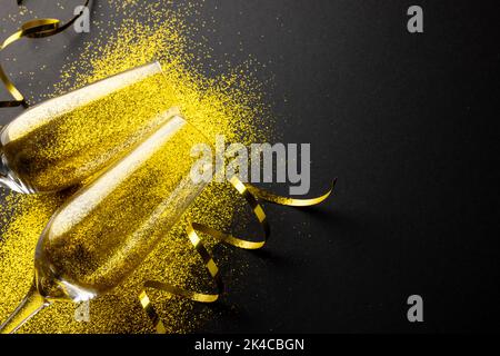 Composition de gros plan de champagne du nouvel an et confetti sur fond noir Banque D'Images