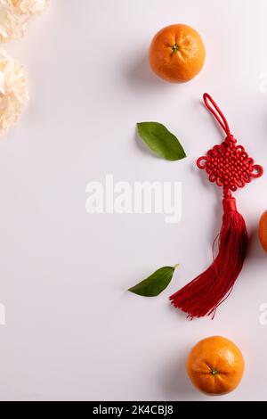 Composition de fleurs, décorations et oranges sur fond blanc Banque D'Images