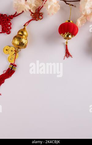 Composition de fleurs et de décorations chinoises sur fond blanc Banque D'Images