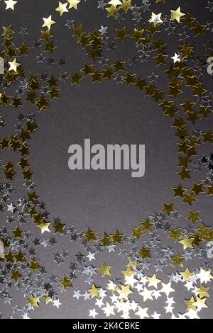 Composition de gros plan des étoiles du nouvel an sur fond gris Banque D'Images
