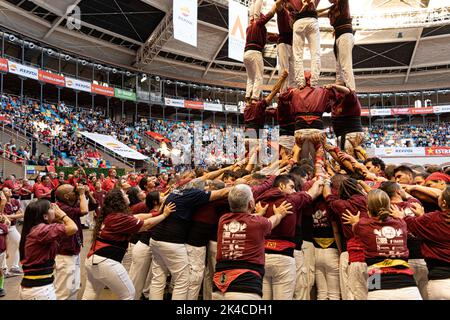 Tarragone, Espagne. 01st octobre 2022. Le premier jour de la vingt-huitième "concourt de castells", concours à Tarragone, Espagne sur 1 octobre 2022. Les groupes de Castelmeras se disputent en deux jours et différents types de tours humaines de différents niveaux, pour déterminer le "groupe le plus important". Le concours a lieu tous les deux ans, bien qu'en raison de la pandémie, le concours n'ait pas été célébré depuis 2018. (Photo par Eric Renom/Sipa USA) crédit: SIPA USA/Alay Live News Banque D'Images