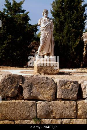 RUINAS DE LA CIUDAD GRIEGA. ESCULTURA DE ASCLEPIOS (ESCULLAPIO) 2,15 M ALT. SIGLOS III/II AC. Emplacement : EXTÉRIEUR. Ampurias. GERONA. ESPAGNE. ESCULAPIO ASCLEPIO. DIOS DE LA MEDICINA. Banque D'Images