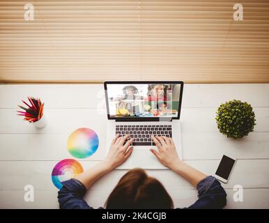 Vue en hauteur d'une femme d'affaires utilisant un ordinateur portable à son bureau Banque D'Images