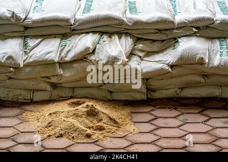 Gros plan sur des sacs de sable empilés pour éviter que les eaux inondées ne débordent à Bangkok, en Thaïlande. Banque D'Images