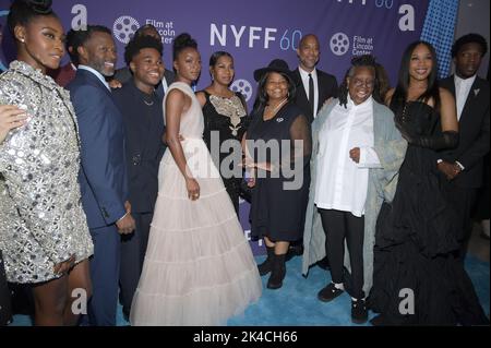 New York, États-Unis. 01st octobre 2022. Jayme Lawson (l), Sean Patrick Thomas (2-l), Jalyn Hall (3-l), Danielle Deadwyler (4-l), Keith Beauchamp (4-r), Whoopi Goldberg (3-r), Chinonye Chukwu (2-r), Tokin Cole (r) et invité à la première mondiale de “TILL” lors du Festival du film de New York 60th à Alice Tully Hall, New York, NY, 1 octobre 2022. (Photo par Anthony Behar/Sipa USA) crédit: SIPA USA/Alay Live News Banque D'Images