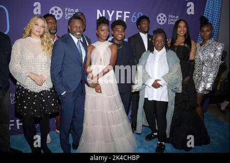 New York, États-Unis. 01st octobre 2022. Haley Bennett (l), Sean Patrick Thomas (2-l), Danielle Deadwyler (3-l), Jalyn Hall (4-l), Whoopi Goldberg (3-r), Chinonye Chukwu (2-r) et ayme Lawson (r) se posent à la première mondiale de « NY » lors du festival New York TILL Hall, en 60th, à Alice Tully 1 octobre 2022, New York. (Photo par Anthony Behar/Sipa USA) crédit: SIPA USA/Alay Live News Banque D'Images