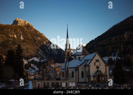 L'église paroissiale de San Vigilio en hiver à Moena, Trentin, Italie. Banque D'Images