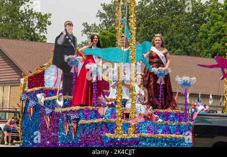 Eau Claire MI USA, 4 juillet 2022; les élèves de l'école secondaire Coloma sont des royalties d'élection, dans un défilé du 4th juillet Banque D'Images