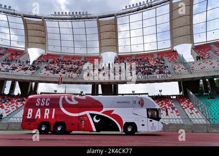 Bari, Italie. 01st octobre 2022. Le bus de la SSC Bari pendant la SSC Bari contre Brescia Calcio, match italien de football série B à Bari, Italie, 01 octobre 2022 crédit: Agence de photo indépendante/Alamy Live News Banque D'Images