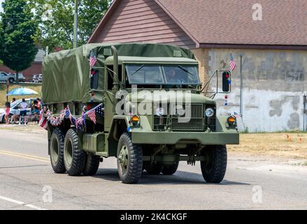 Eau Claire MI USA, 4 juillet 2022; un vieux camion vert de l'armée est décoré avec des drapeaux américains, alors qu'il conduit dans un défilé du 4th juillet Banque D'Images