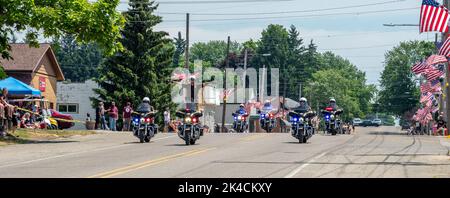 Eau Claire MI USA 4 juillet 2022; panorama policier des officiers sur les motos au début d'un défilé du 4th juillet Banque D'Images