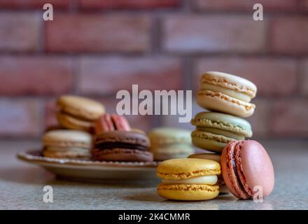 doux macarons français dans une variété de couleurs Banque D'Images