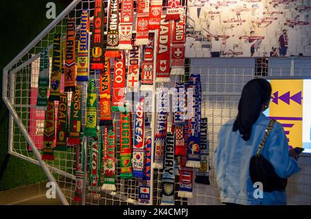 Doha. 1st octobre 2022. Les gens assistent à l'inauguration de l'exposition « World of football » au Musée olympique et sportif du Qatar, 3-2-1, à Doha, au Qatar, le 1 octobre 2022. Credit: Nikku/Xinhua/Alay Live News Banque D'Images