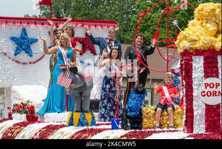 Eau Claire MI USA, 4 juillet 2022; les étudiants de Watervliet MI se portent sur un défilé flottant, vêtus de leur finition pageante le 4th juillet Banque D'Images