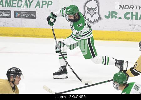 Dakota du Nord Fighting Hawks forward Owen McLaughlin (22) tire le palet lors d'un match de hockey masculin de la NCAA entre l'Université du Manitoba Bisons et l'Université du Dakota du Nord Fighting Hawks à Ralph Engelstad Arena, Grand Forks, ND samedi, 1 octobre 2022. Par Russell Hons/CSM Banque D'Images