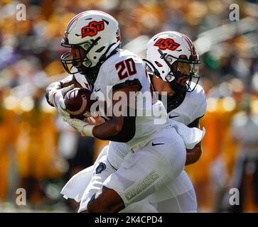 1 octobre 2022: Le quarterback de l'État d'Oklahoma Spencer Sanders (3) remet le ballon à la course de retour Dominic Richardson (20) lors d'un match de football universitaire NCAA entre Baylor et l'État d'Oklahoma le 1 octobre 2022, à Waco, Texas. L'État d'Oklahoma a gagné 36-25. (Image de crédit : © Scott Coleman/ZUMA Press Wire) Banque D'Images