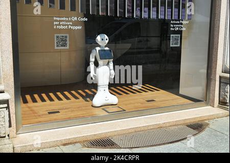 Un gros plan du robot Pepper blanc à l'intérieur d'une banque pour aider les clients avec des services financiers à Turin, Italie Banque D'Images