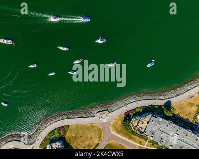 Vue aérienne par drone des bateaux sur l'île de Vancouver, Canada Banque D'Images