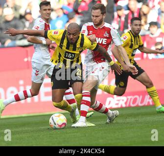 Koeln, Allemagne. 01st octobre 2022. Benno Schmitz (R) de Cologne et Donyell Malen (L) de Dortmund, en action lors du match de football allemand de la Bundesliga entre le FC Cologne et Borussia Dortmund à Cologne. (Note finale: Köln 3:2 Borussia Dortmund) crédit: SOPA Images Limited/Alamy Live News Banque D'Images