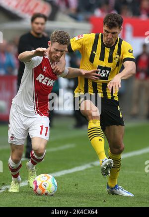 Koeln, Allemagne. 01st octobre 2022. Florian Kainz (L) de Cologne et Thomas Meunier (R) de Dortmund, en action lors du match de football allemand de la Bundesliga entre le FC Cologne et Borussia Dortmund à Cologne. (Note finale: Köln 3:2 Borussia Dortmund) crédit: SOPA Images Limited/Alamy Live News Banque D'Images
