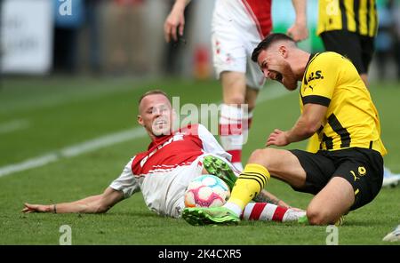 Koeln, Allemagne. 01st octobre 2022. Salih Özcan,(R) de Dortmund, et Ondrej Duda, (L) de Cologne, en action pendant le match de football allemand Bundesliga entre le FC Cologne et Borussia Dortmund à Cologne. (Note finale: Köln 3:2 Borussia Dortmund) (photo d'Oussama Faisal/SOPA Images/Sipa USA) crédit: SIPA USA/Alay Live News Banque D'Images