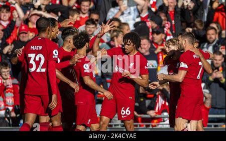 Liverpool. 2nd octobre 2022. Les joueurs de Liverpool célèbrent le but de Brighton & Hove Albion lors du match de la Premier League anglaise entre Liverpool et Brighton & Hove Albion à Liverpool, en Grande-Bretagne, le 1 octobre 2022. Credit: Xinhua/Alay Live News Banque D'Images