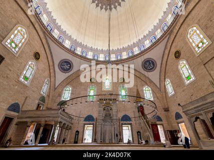 Istanbul, Turquie - 28 août 2022 : intérieur de la mosquée impériale ottomane du sultan de Sélim, datant du 16th siècle, située au sommet de la colline d'Istanbul en 5th, à Cukurbostan, surplombant la Corne d'Or Banque D'Images