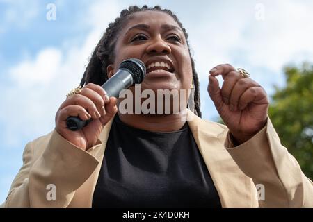 Londres, Royaume-Uni. 1st octobre 2022. Bell Ribeiro-Addy, député travailliste de Streatham, s'adresse aux syndicalistes et aux partisans en dehors de la gare de Kings Cross pendant une journée d'action suffisante pour appeler à une augmentation des salaires en conditions réelles, à des réductions des factures d'énergie, à la fin de la pauvreté alimentaire, à des maisons décentes pour tous et à un impôt sur la fortune pour les riches. Il suffit d'une campagne fondée par des syndicats et des organisations communautaires pour lutter contre la crise du coût de la vie. Crédit : Mark Kerrison/Alamy Live News Banque D'Images