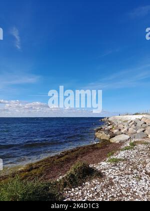 Un cliché vertical des vagues qui s'écrasant sur la plage de Malmo, en Suède Banque D'Images