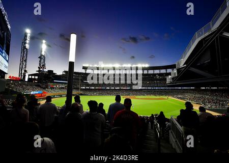 Atlanta, Géorgie, États-Unis. 01st octobre 2022. Les fans assistent à un match MLB entre les mets de New York et les braves d'Atlanta au Truist Park à Atlanta, en Géorgie. Austin McAfee/CSM/Alamy Live News crédit: CAL Sport Media/Alamy Live News Banque D'Images