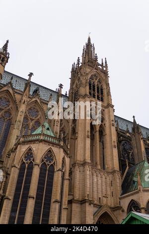 Une vue à angle bas de la cathédrale de Metz avec un fond de ciel à Metz, France Banque D'Images