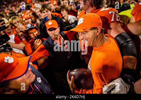 Clemson, Caroline du Sud, États-Unis. 1st octobre 2022. Dabo Swinney, entraîneur-chef des Tigers de Clemson, est accompagné de Blake Miller (78), un joueur de ligne offensant qui chante l'alma mater après avoir battu le Wolfpack de l'État de Caroline du Nord lors du match de football de la NCAA à Memorial Stadiun, Clemson, Caroline du Sud. (Scott Kinser/CSM). Crédit : csm/Alay Live News Banque D'Images