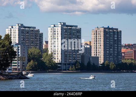 Immeubles résidentiels de plusieurs étages du quartier de Merihaka, en bord de mer, à Helsinki, en Finlande Banque D'Images