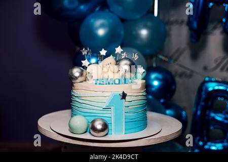 Magnifique grand gâteau bleu pour le premier anniversaire avec des balles Banque D'Images