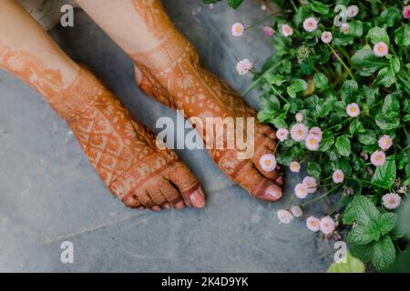 Préparation du matin du mariage indien. Portrait d'une cérémonie hindoue attrayante Banque D'Images