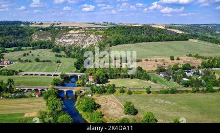 Vue sur la Saale depuis Rudelsburg en été Banque D'Images