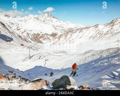 Groupe de skieurs de sexe masculin ski alpin à Kobi hors-piste dans la station de ski de Gudauri, dans les montagnes du caucase. Freeride en journée ensoleillée en hiver pour le plaisir et l'extension Banque D'Images