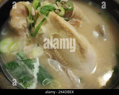 Soupe de poulet au ginseng coréen (samgyetang) à Séoul, en Corée du Sud Banque D'Images