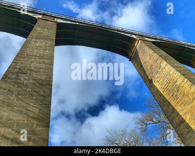 Pontcysyllte Aqueduct est l'aqueduc le plus long et le plus élevé du Royaume-Uni. Traversant la vallée de la Dee, c'est un bâtiment classé de grade 1. Banque D'Images