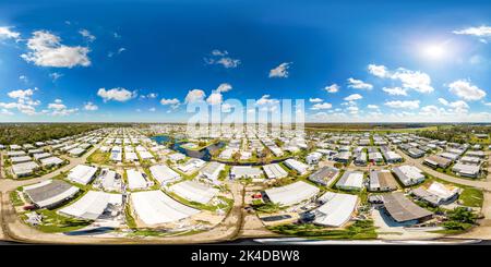 Vue panoramique à 360° de Parc de la maison mobile photo 360 vr à fort Myers avec débris et dommages causés par l'ouragan Ian